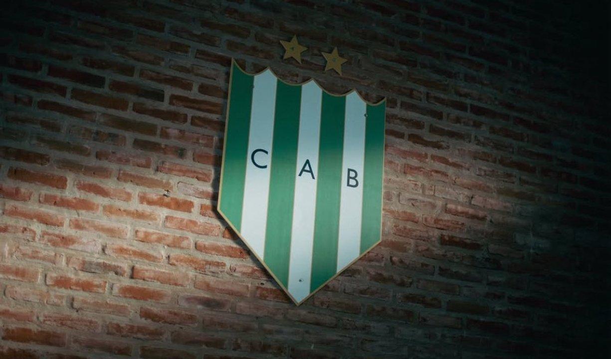 Inhibido por FIFA y en medio de un paro total- la insoacutelita decisioacuten de Banfield que desatoacute un escaacutendalo