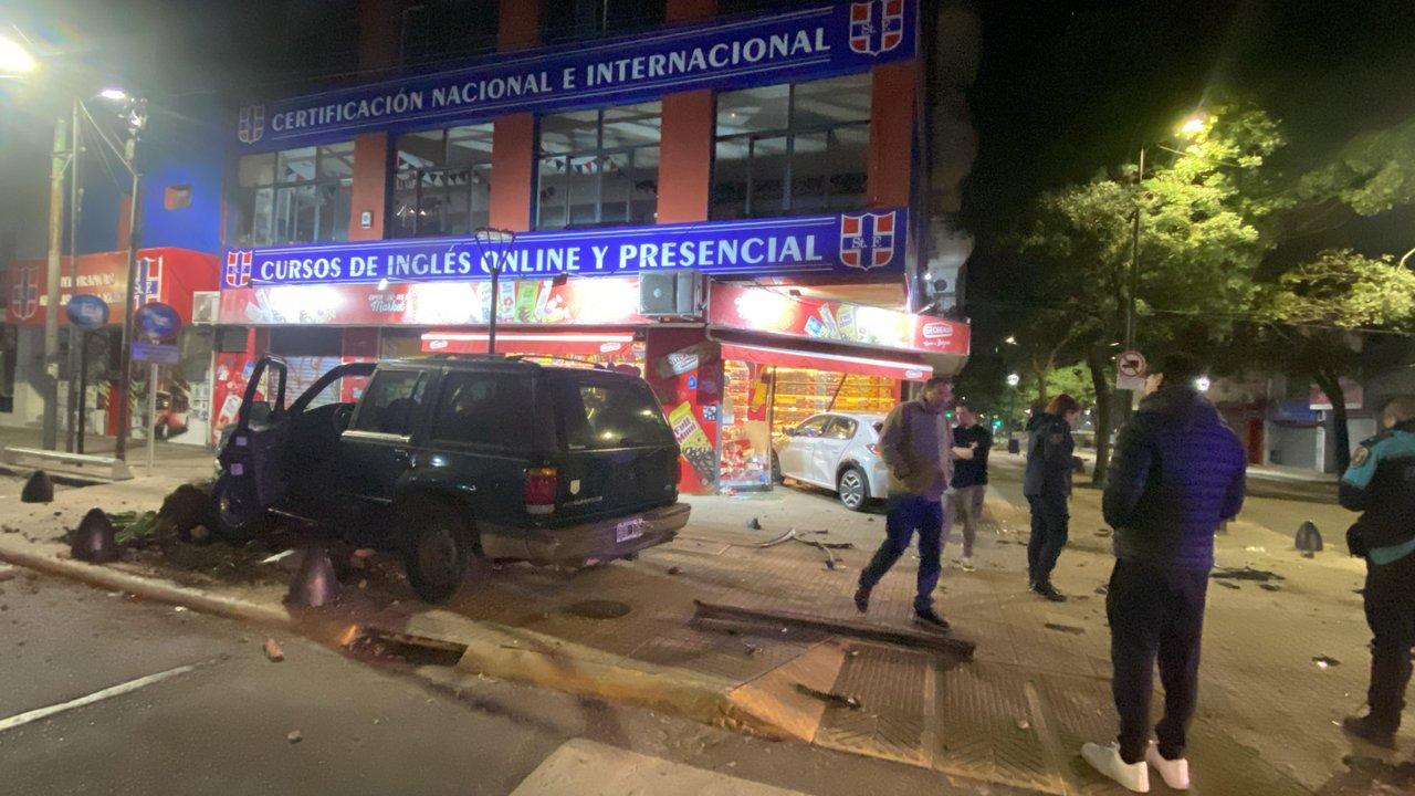 Madrugada de furia en 12 y 55- asiacute quedoacute el kiosco del centro de La Plata donde se incrustoacute un auto