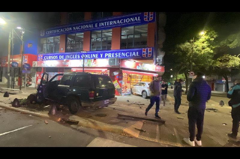 Madrugada de furia en 12 y 55- asiacute quedoacute el kiosco del centro de La Plata donde se incrustoacute un auto