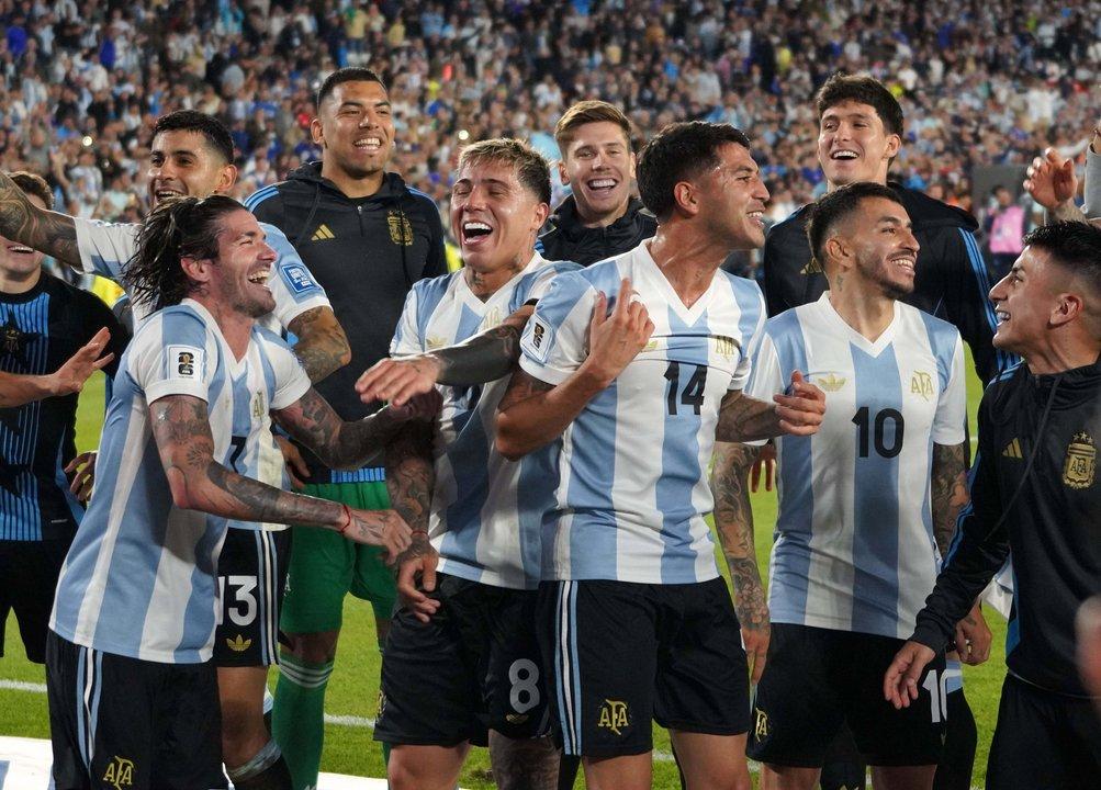 Un jugador de la Seleccioacuten argentina es seguido de cerca por dos gigantes de Italia
