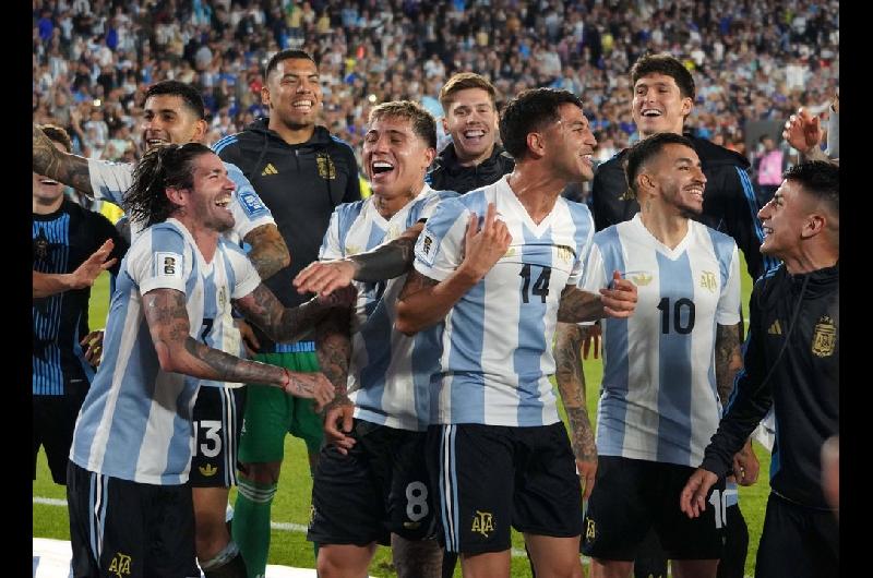 Un jugador de la Seleccioacuten argentina es seguido de cerca por dos gigantes de Italia