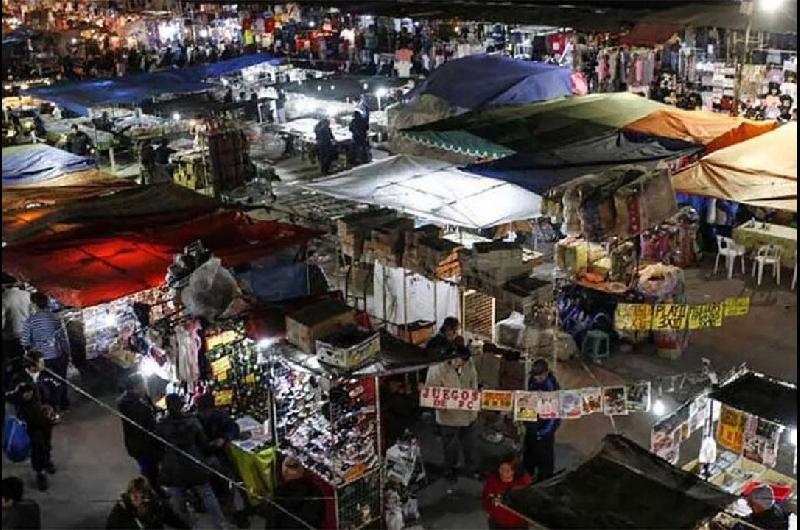 Tensioacuten en La Salada por un nuevo decomiso de mercaderiacutea y protesta de puesteros
