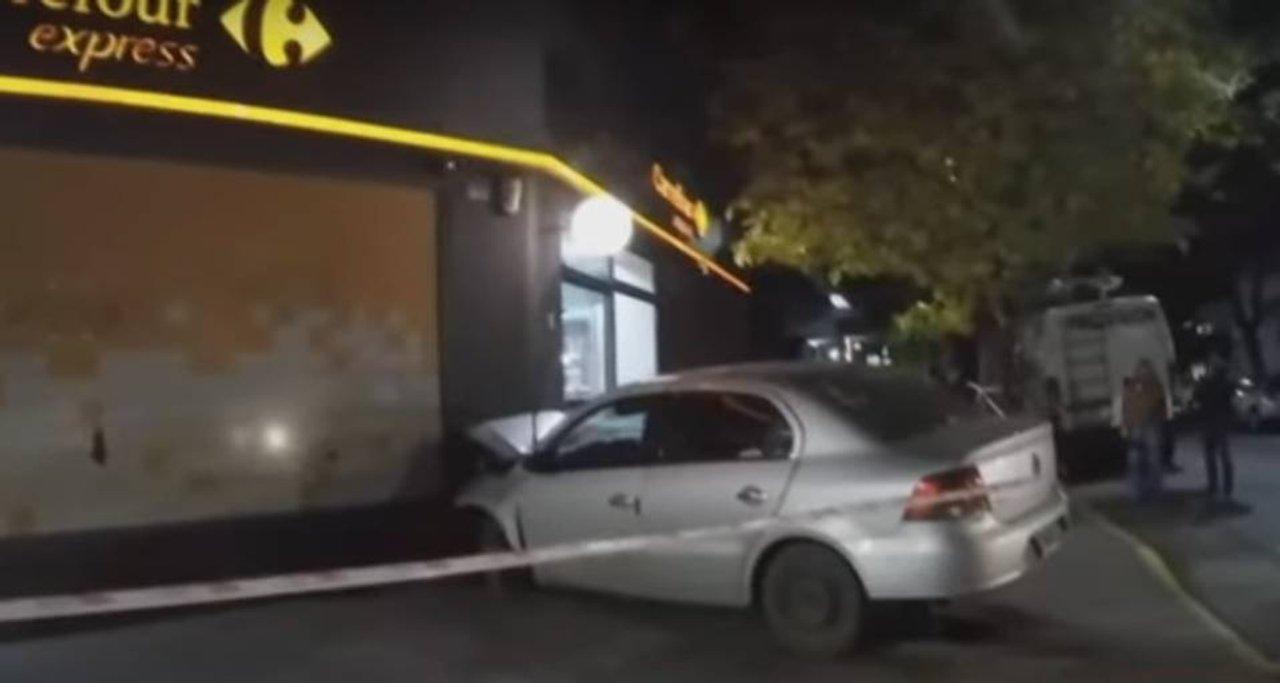Villa Urquiza- un auto se incrustoacute contra un supermercado