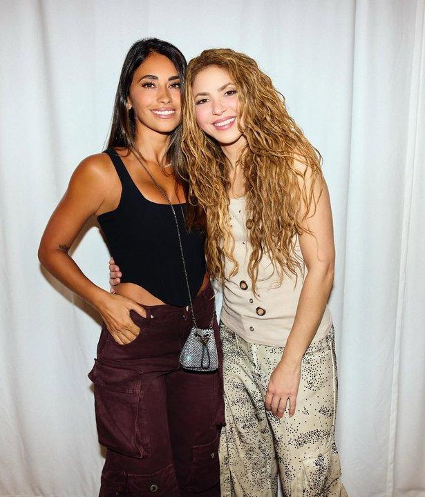 Antonela Rocuzzo y Shakira juntas en Miami- Noche increiacuteble