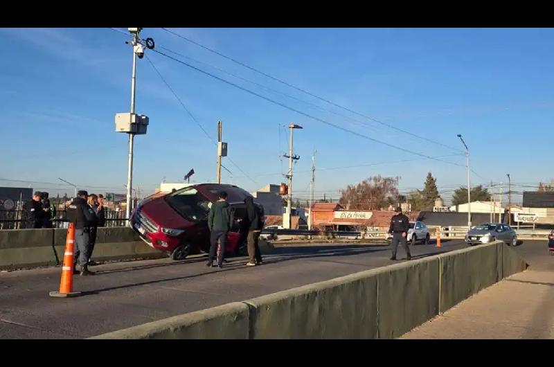 Neuqueacuten- un conductor perdioacute el control del auto y quedoacute colgado de un puente peatonal
