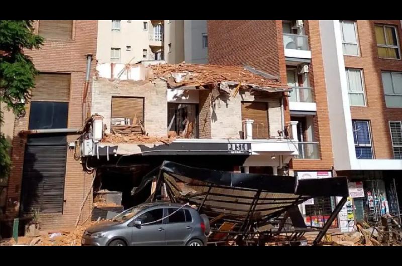Derrumbe fatal en Coacuterdoba- comenzoacute la demolicioacuten del hostel y retiraron un auto que habiacutea quedado atrapado