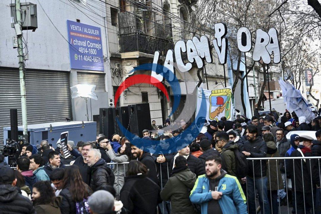 Comienzan a llegar los primeros dirigentes y militantes a la sede del PJ para respaldar a Cristina Kirchner