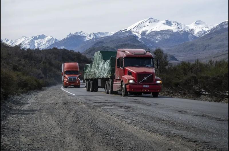 No soacutelo se cobra atencioacuten meacutedica a los extranjeros- proponen que paguen por el uso de rutas