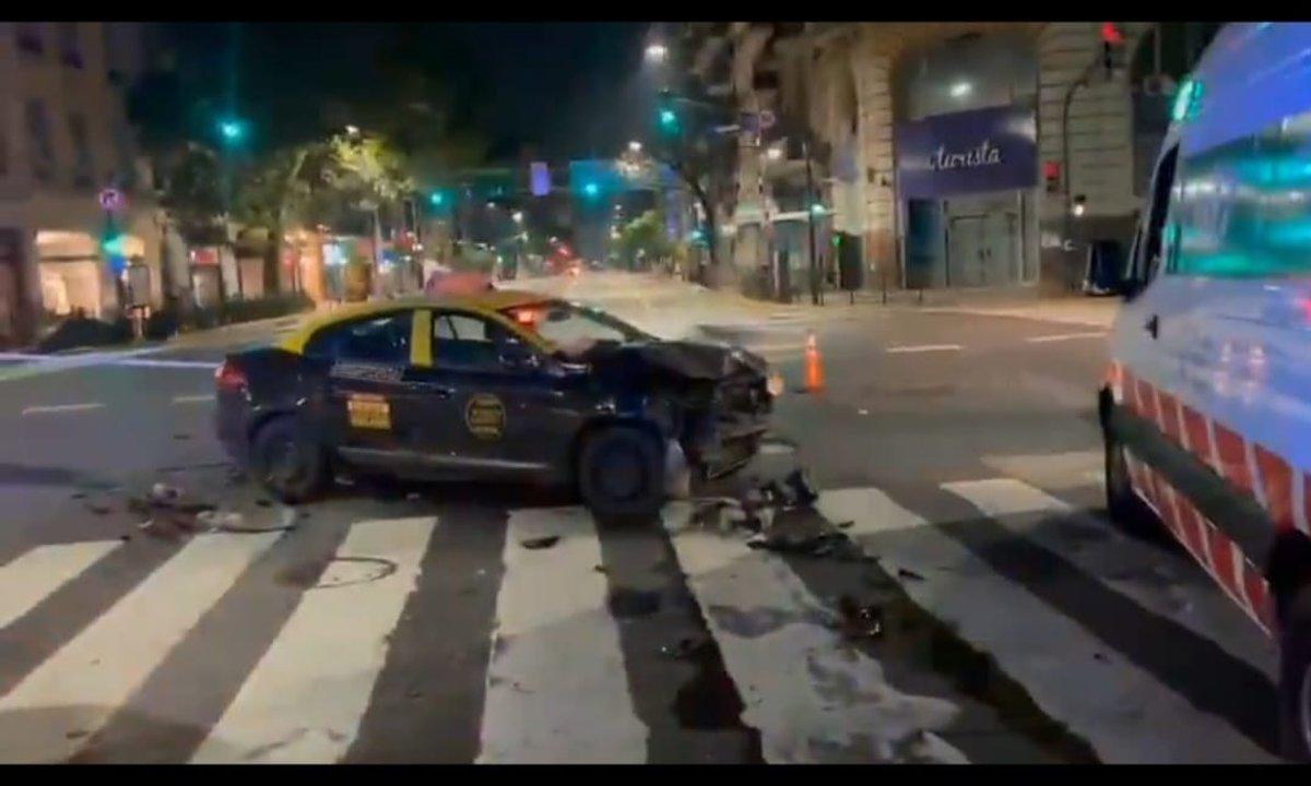 Iba alcoholizado y a contramano chocoacute contra un taxi e impactoacute contra un comercio en Av Coacuterdoba y Callao