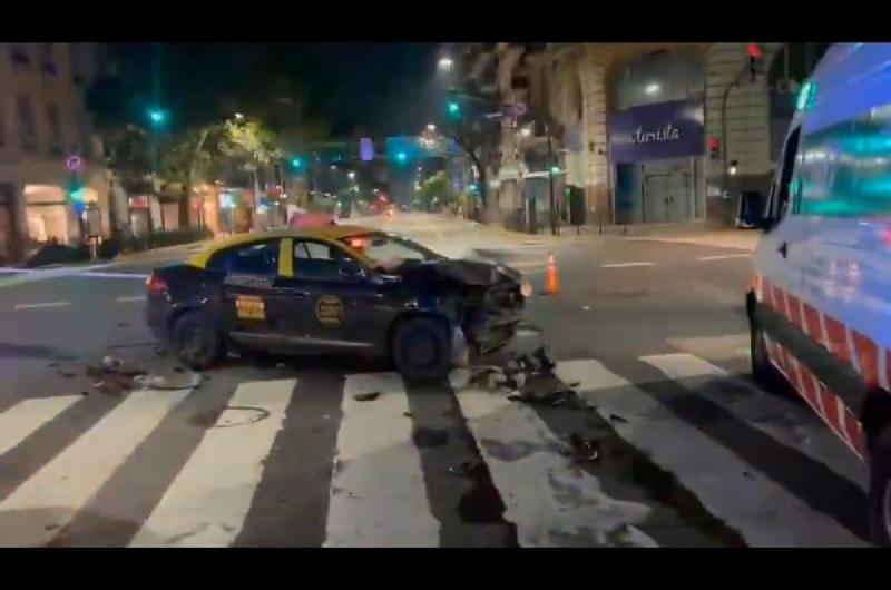 Iba alcoholizado y a contramano chocoacute contra un taxi e impactoacute contra un comercio en Av Coacuterdoba y Callao