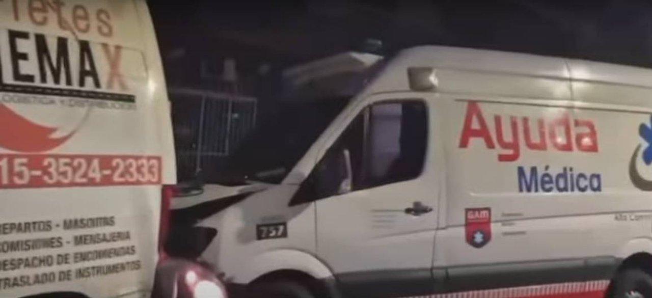 Una ambulancia chocoacute contra vehiacuteculos estacionados en Villa Urquiza