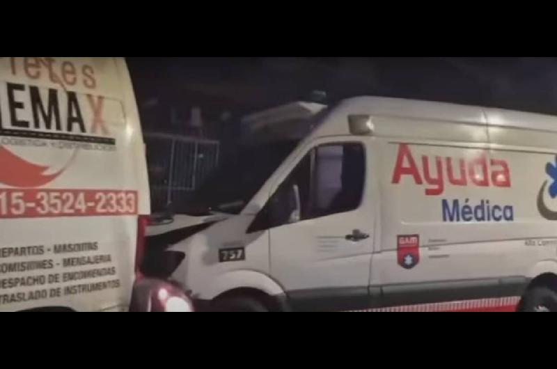 Una ambulancia chocoacute contra vehiacuteculos estacionados en Villa Urquiza