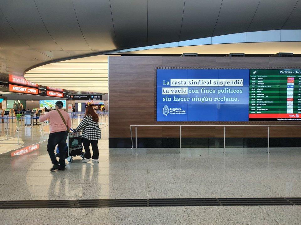 El Gobierno exhibioacute un cartel en Ezeiza contra la casta sindical por la cancelacioacuten de vuelos