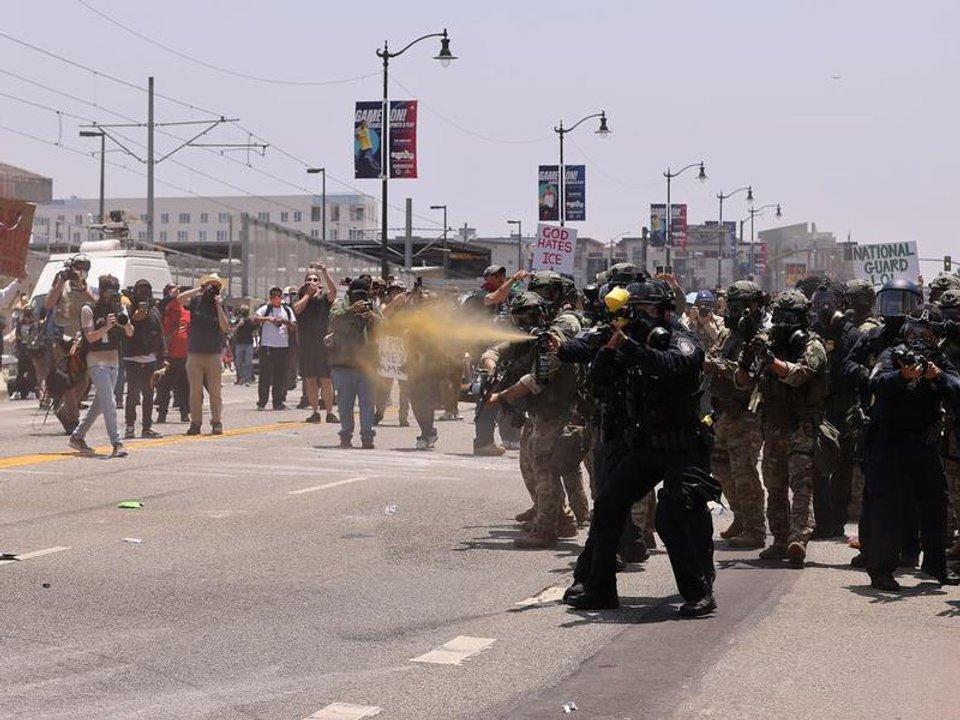 Toque de queda en Los Aacutengeles