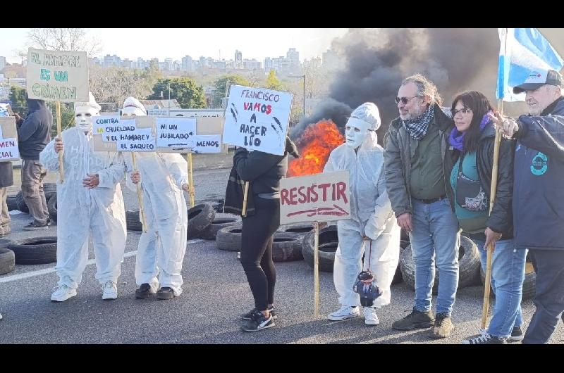 Corte parcial en la Autopista Buenos AiresndashLa Plata por protesta de UTEP y CTA en apoyo a Cristina Kirchner