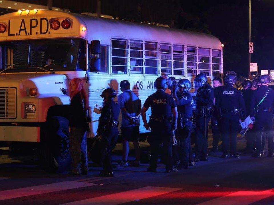 Las protestas por las redadas migratorias en Los Aacutengeles dejaron casi 400 detenidos