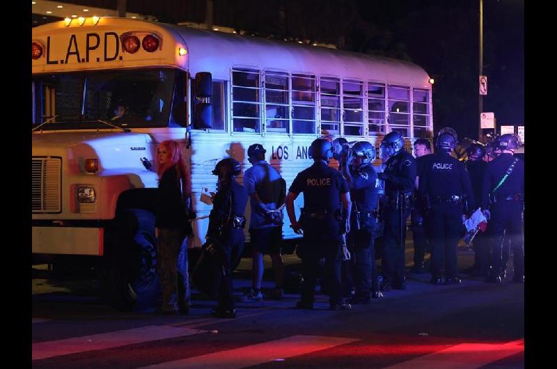 Las protestas por las redadas migratorias en Los Aacutengeles dejaron casi 400 detenidos
