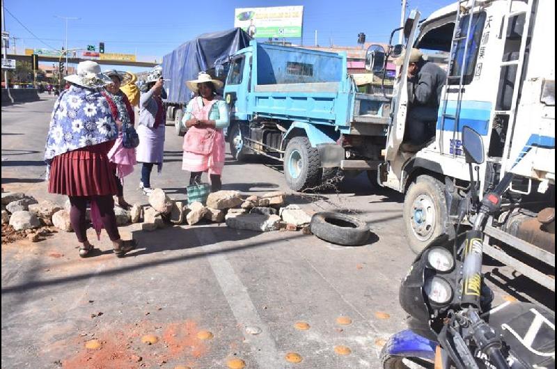 Al menos dos policiacuteas muertos y decenas de heridos durante un operativo de desbloqueo de camino en Bolivia