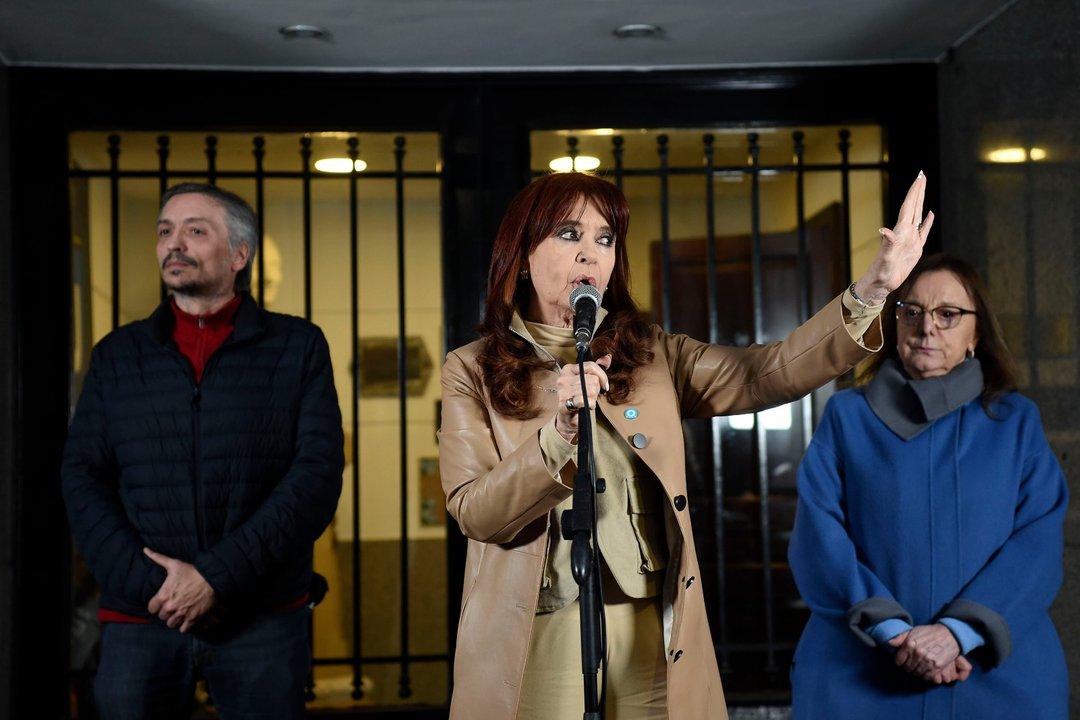 El Tribunal pide a Migraciones reforzar controles para evitar que Cristina Kirchner salga del paiacutes
