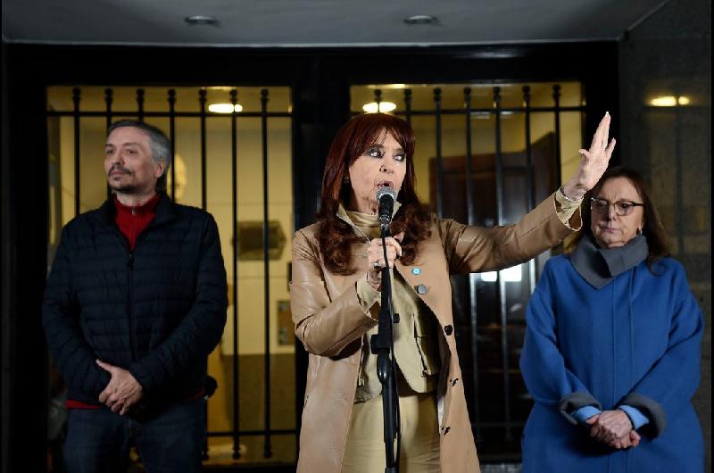 El Tribunal pide a Migraciones reforzar controles para evitar que Cristina Kirchner salga del paiacutes