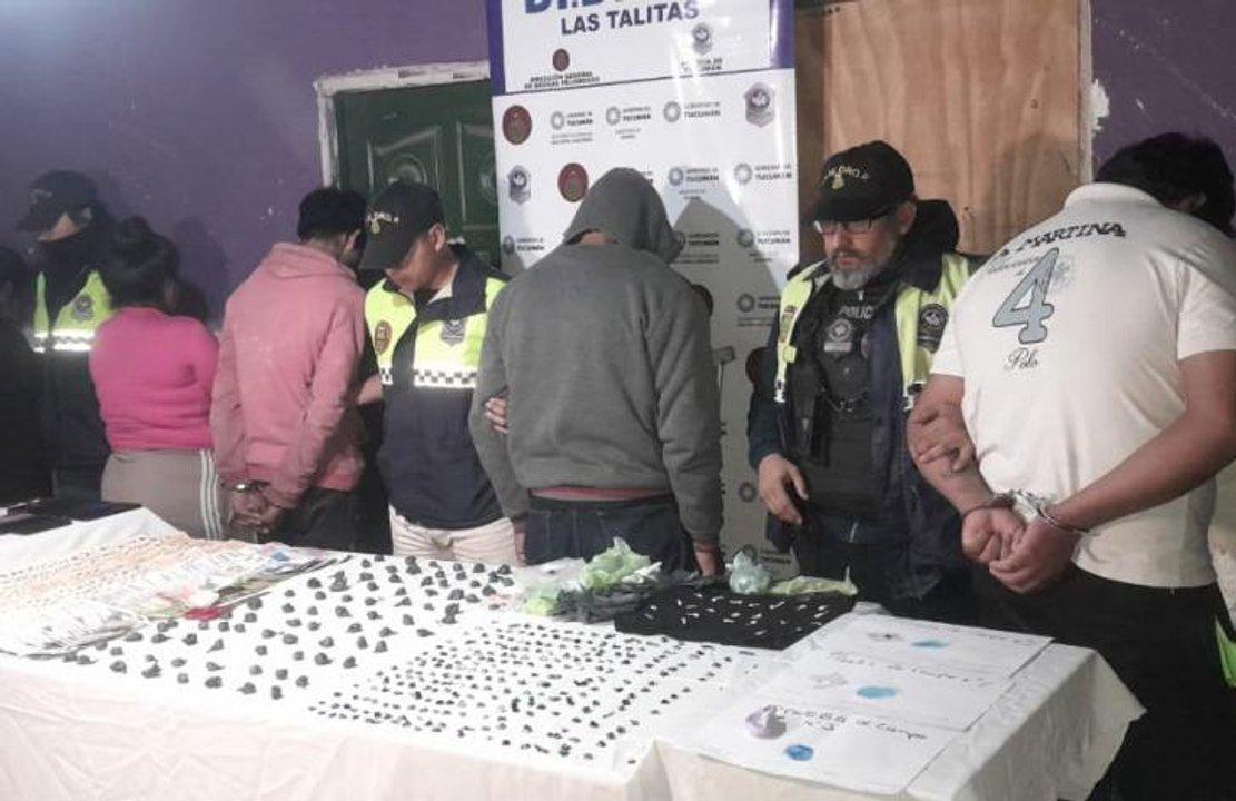 En muacuteltiples allanamientos detuvieron a 14 personas por venta de drogas
