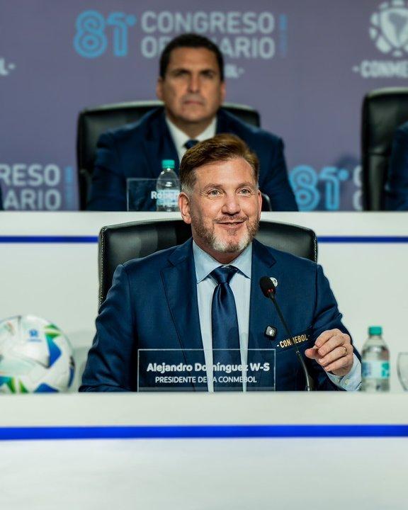 Alejandro Domiacutenguez fue reelecto y seguiraacute al frente de la Conmebol hasta 2031