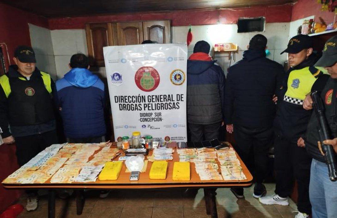 Secuestran maacutes de tres kilos de cocaiacutena y detienen a cinco personas