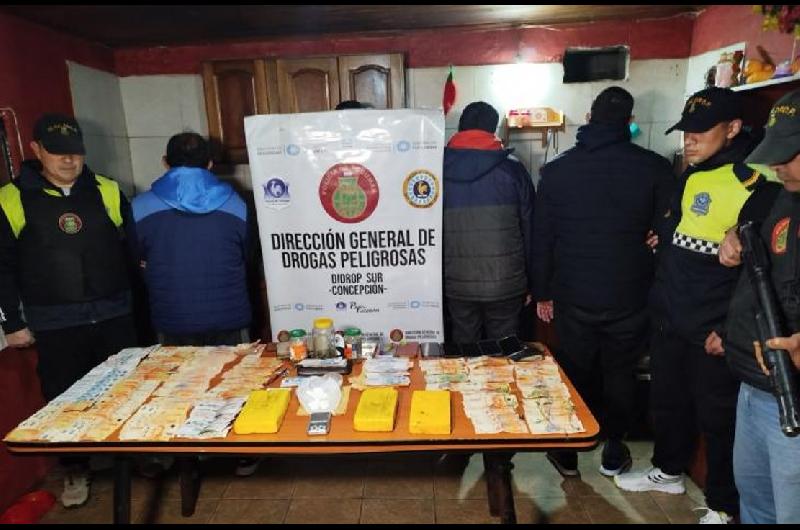 Secuestran maacutes de tres kilos de cocaiacutena y detienen a cinco personas