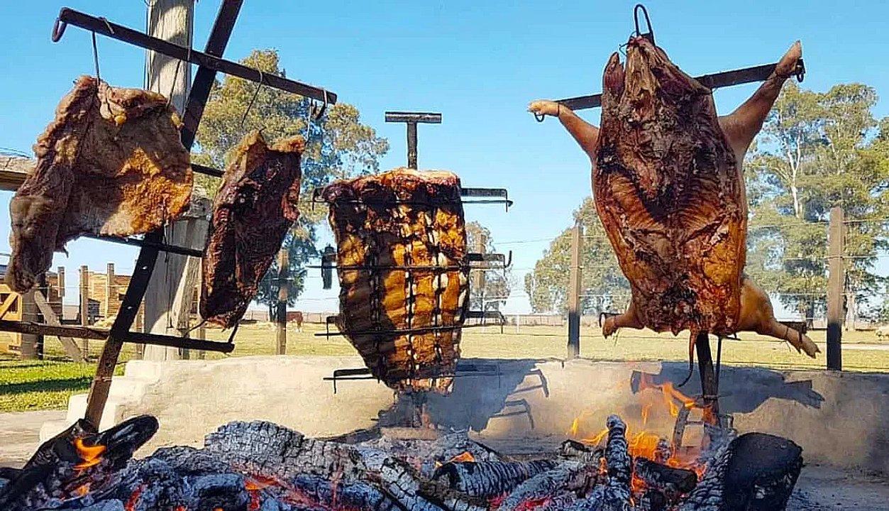 Cuaacutento cuesta el menuacute libre en una parrilla de Carlos Keen para festejar el Diacutea del Padre 
