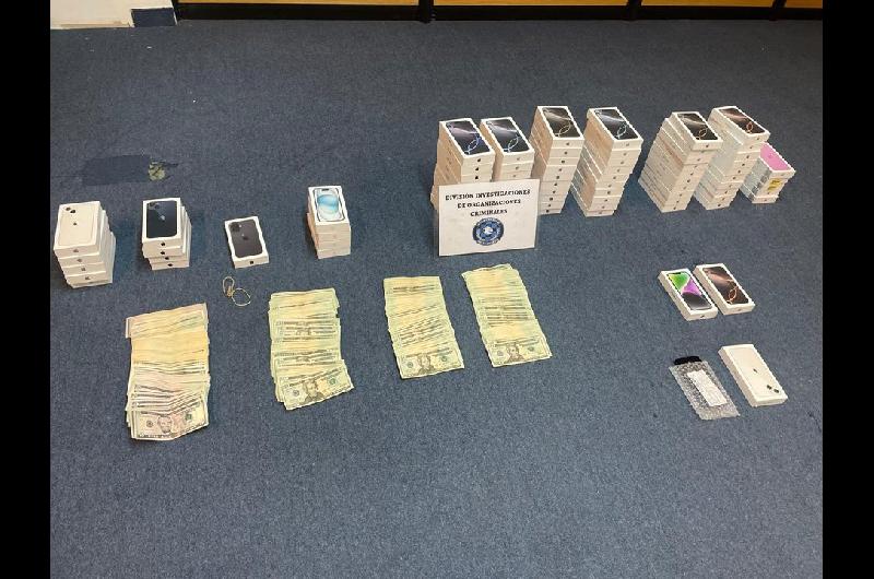 Megaoperativo en el microcentro- allanaron dos ldquocuevasrdquo que vendiacutean iPhones de contrabando