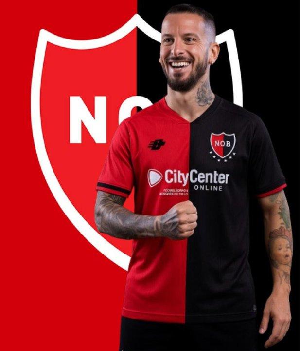 Es oficial- Dariacuteo Benedetto fue presentado en Newells y vuelve al fuacutetbol argentino