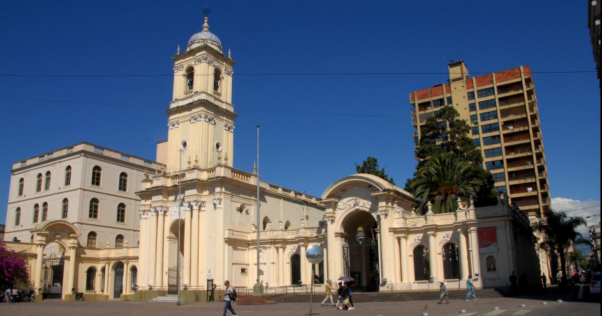 Paseo artesanal Diacutea del Padre en la explanada de la Catedral