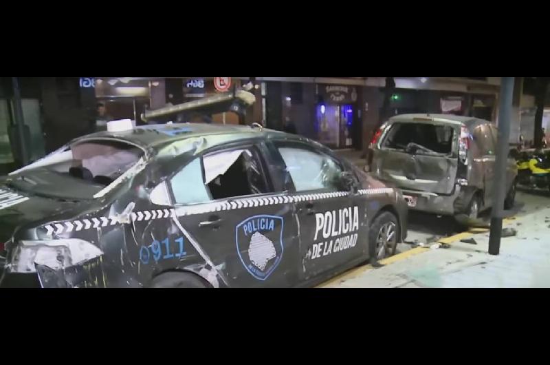Un patrullero que perseguiacutea a delincuentes chocoacute y volcoacute en San Telmo