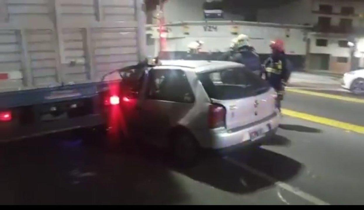 Un auto se incrustoacute en la parte trasera de un camioacuten en Flores- un herido