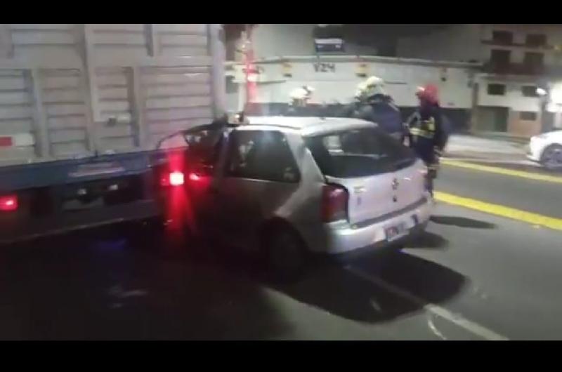 Un auto se incrustoacute en la parte trasera de un camioacuten en Flores- un herido