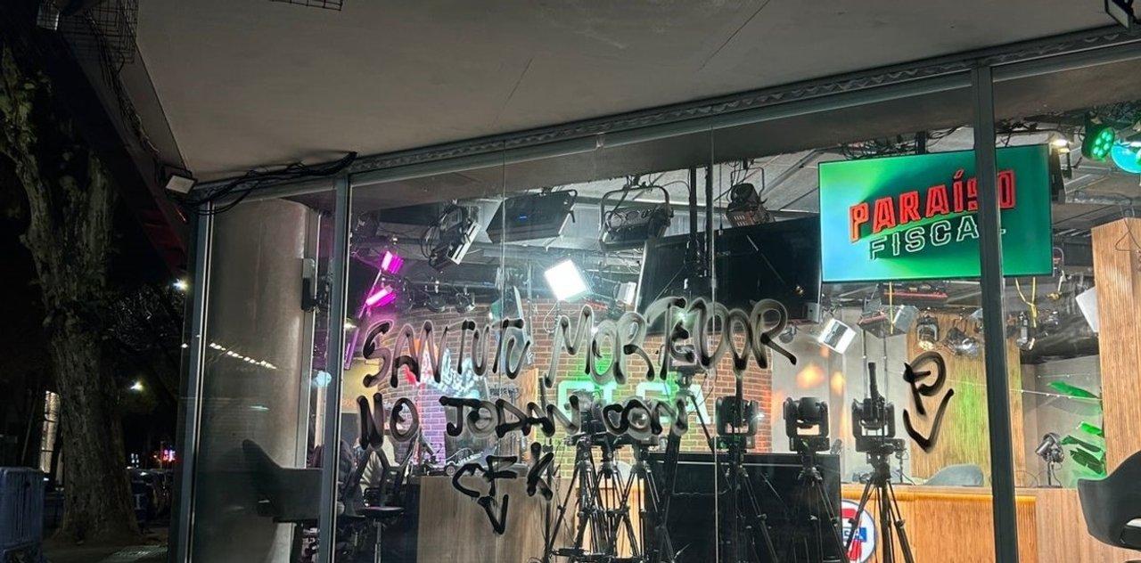 Festejaron la condena a Cristina Kirchner y aparecioacute una pintada en la puerta de Olga