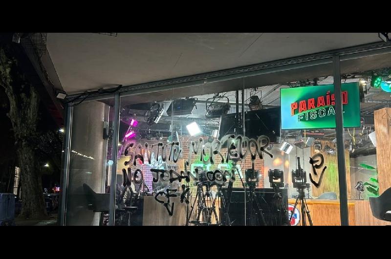 Festejaron la condena a Cristina Kirchner y aparecioacute una pintada en la puerta de Olga