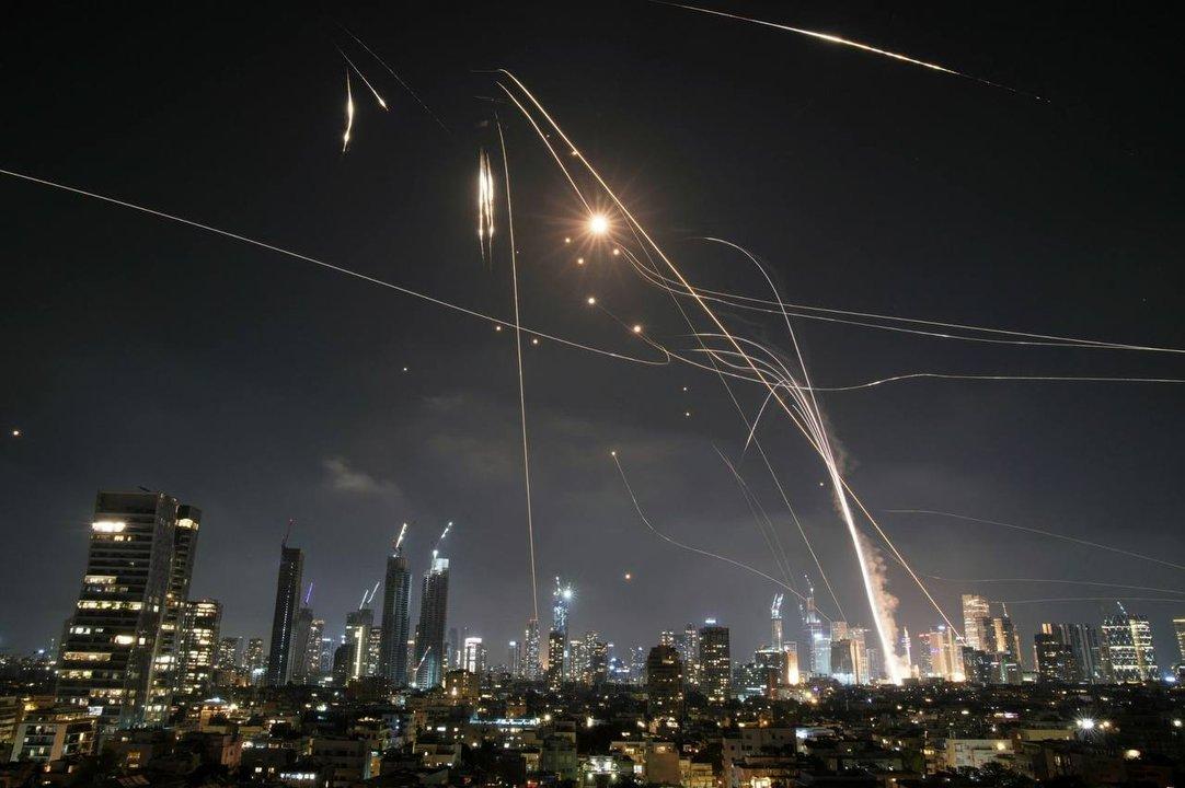 Iraacuten lanza una nueva oleada de ataques con misiles contra Israel en respuesta al bombardeo masivo