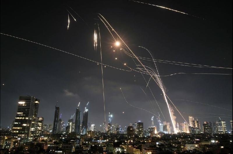 Iraacuten lanza una nueva oleada de ataques con misiles contra Israel en respuesta al bombardeo masivo