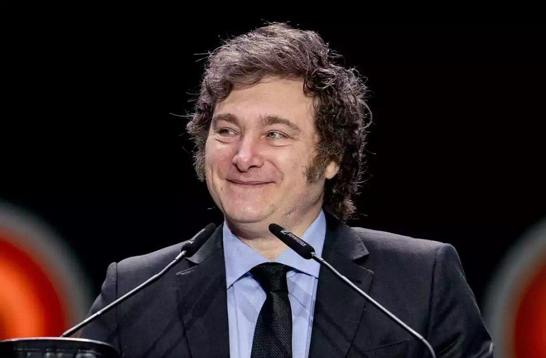 Javier Milei vuelve al paiacutes y prepara la firma de una bateriacutea de decretos clave