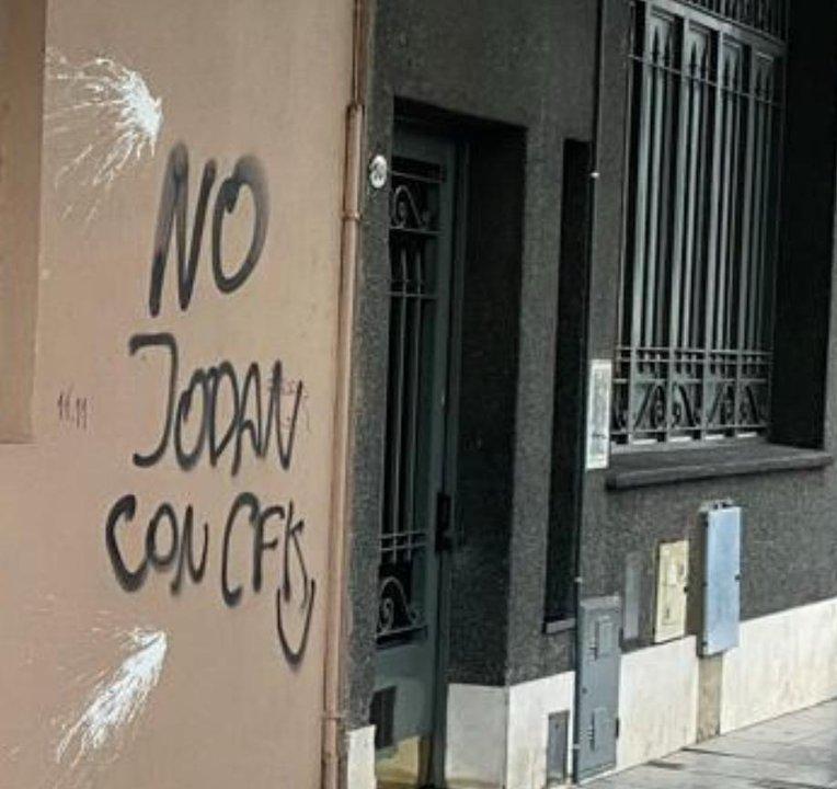 Muy grave- Delincuentes atacan edificio de Radio Rivadavia en un nuevo embate contra la libertad de prensa
