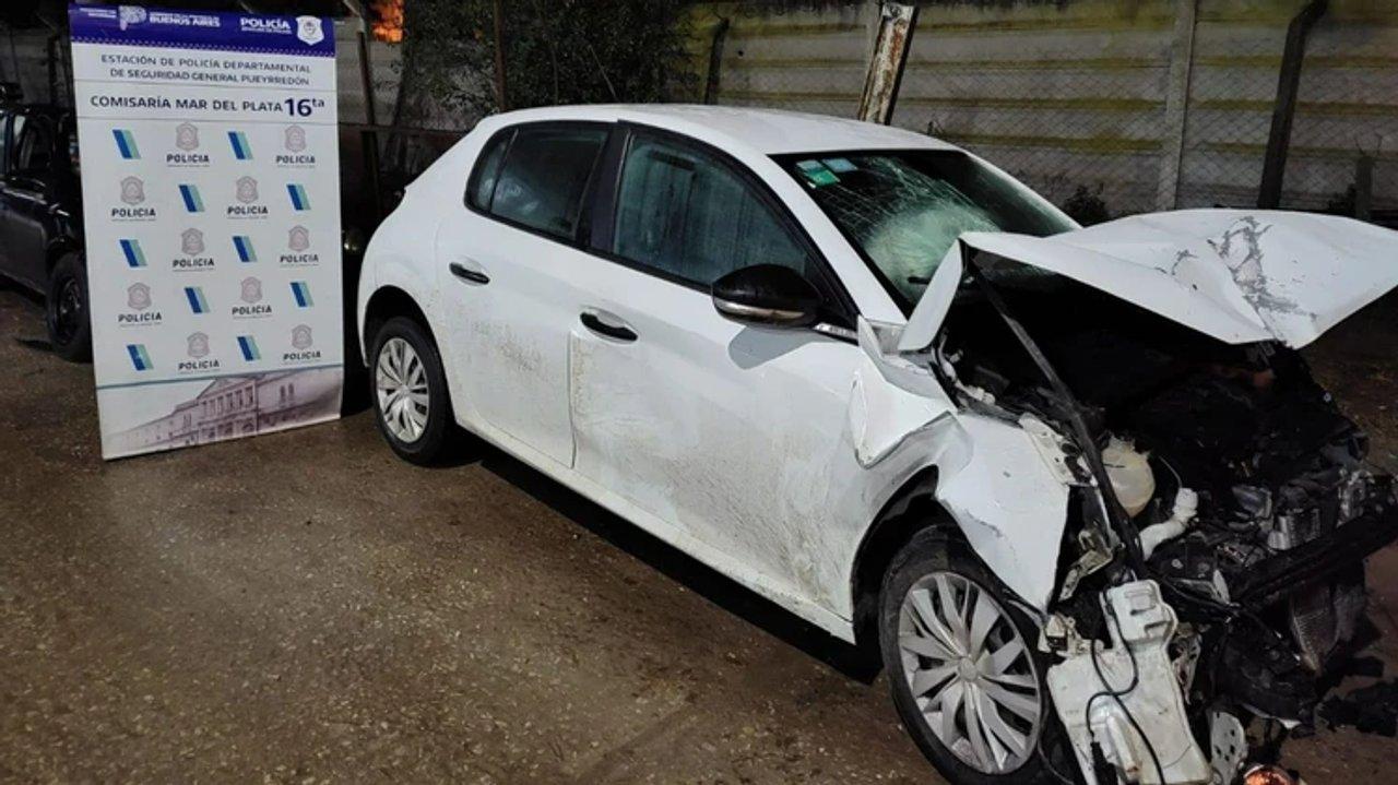 Adolescentes chocaron a una familia mientras huiacutean en un auto robado