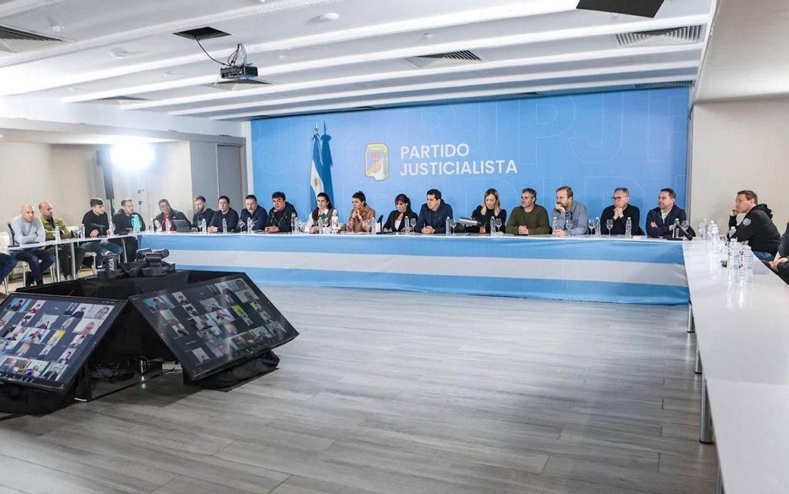 Intendentes de todo el paiacutes organizaron la movilizacioacuten para acompantildear a Cristina Kirchner a Comodoro Py