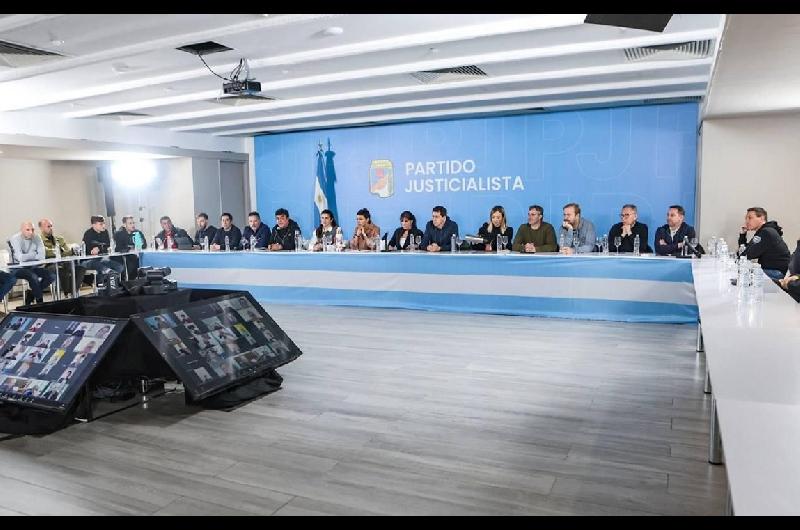 Intendentes de todo el paiacutes organizaron la movilizacioacuten para acompantildear a Cristina Kirchner a Comodoro Py