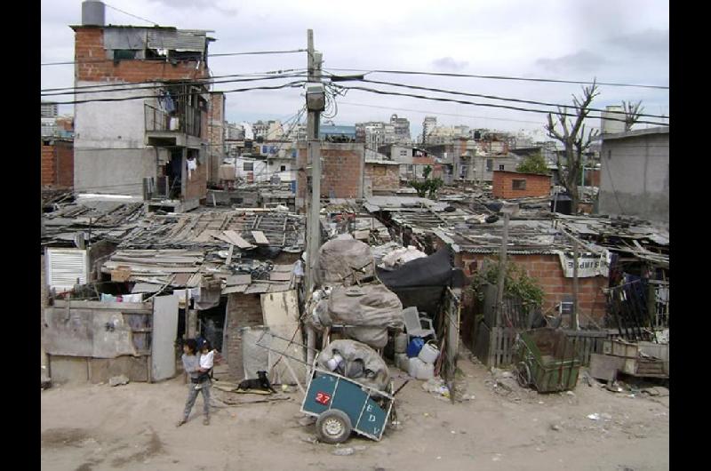La pobreza baja maacutes que la indigencia y la clase media y los jubilados siguen golpeados por los tarifazos