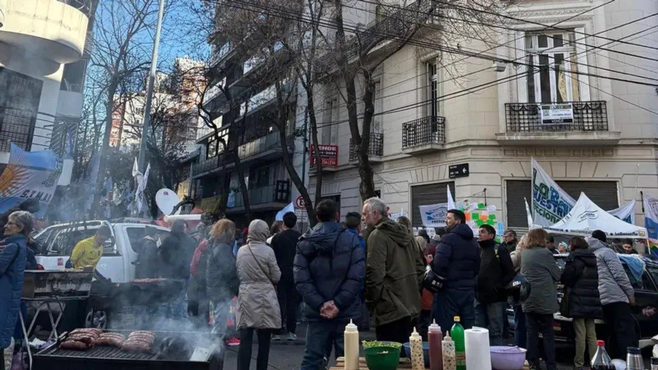 Desalojan a militantes que acampaban frente al departamento de Cristina Kirchner en Constitucioacuten