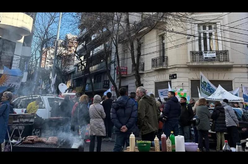 Desalojan a militantes que acampaban frente al departamento de Cristina Kirchner en Constitucioacuten