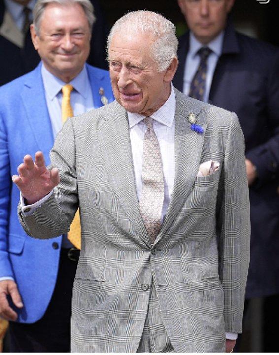 El Rey Carlos rinde homenaje a su padre en medio del distanciamiento con Harry