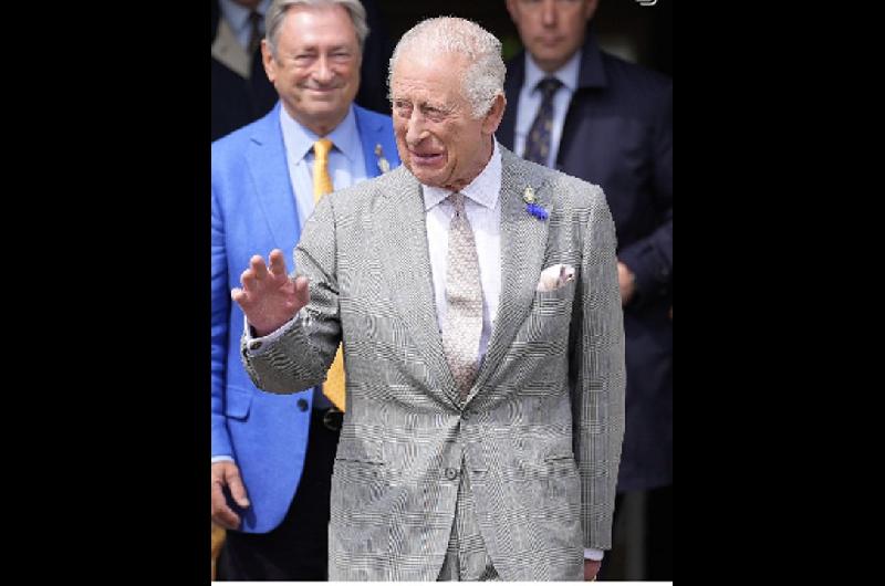 El Rey Carlos rinde homenaje a su padre en medio del distanciamiento con Harry