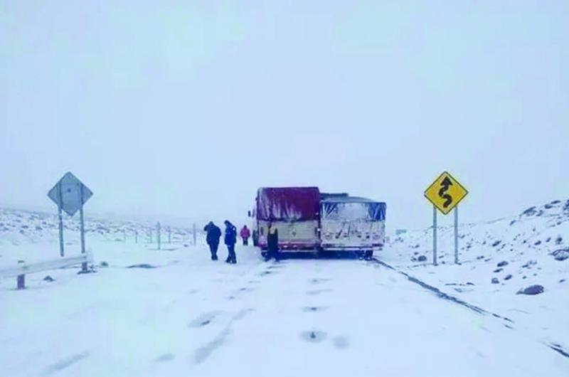 Paso de Jama intransitable por la abundante caiacuteda de nieve